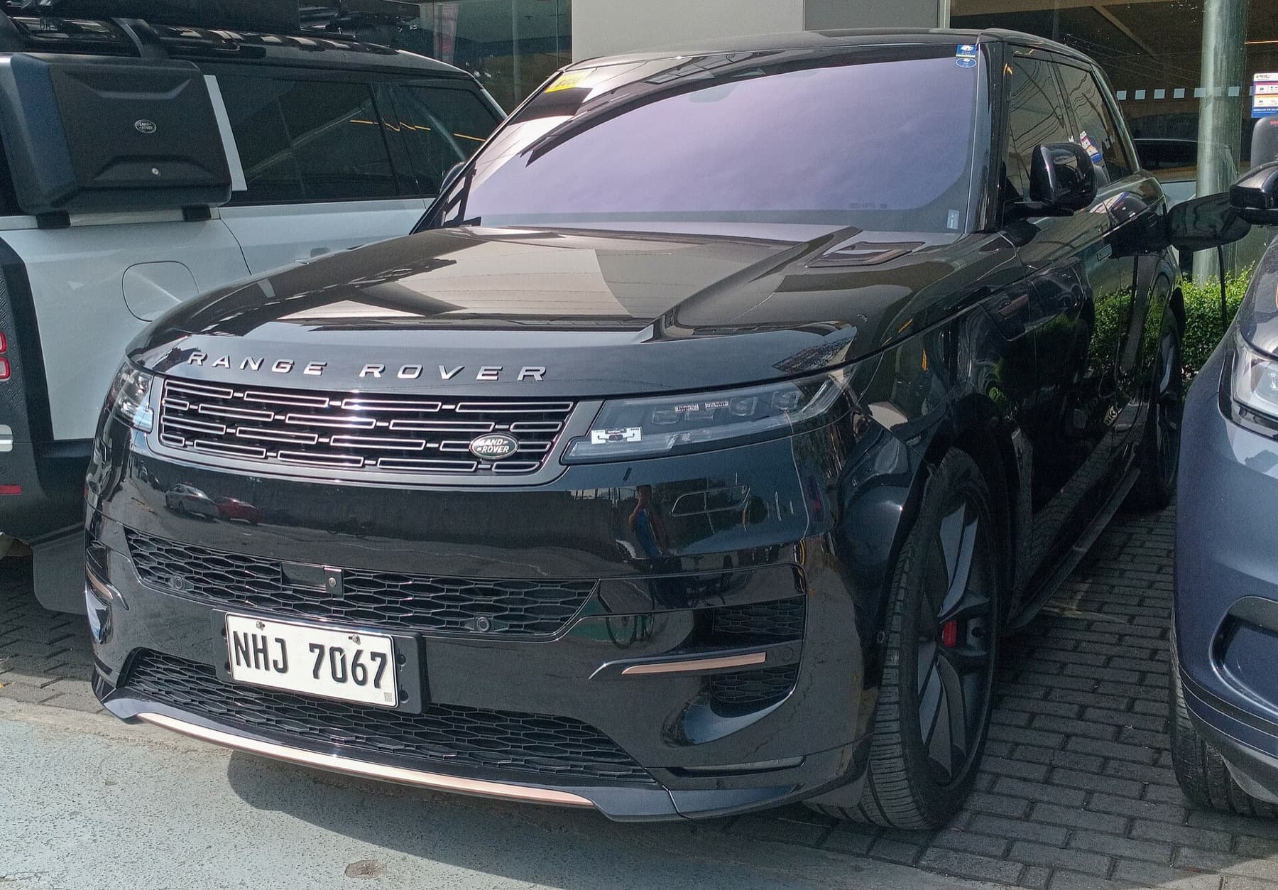 Range Rover Sport, dark leather interior after cleaning.
